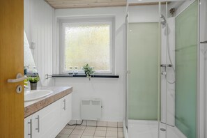 Bathroom - Cozy holiday home with a wilderness bath and covered terrace. (Hurup Thy)
