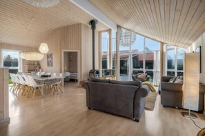 TV - Lovely holiday home with sauna, located 200 meters from the North Sea in. (Thisted)