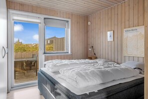 4 bedrooms, free WiFi - Lovely holiday home with sauna, located 200 meters from the North Sea in. (Thisted)