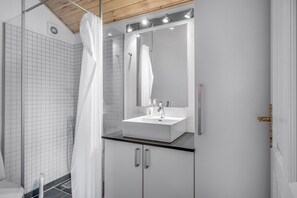 Bathroom - Lovely holiday home with sauna, located 200 meters from the North Sea in. (Thisted)