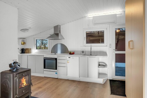 Cozy holiday home with modern facilities close to the water.