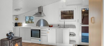 Cozy holiday home with modern facilities close to the water.