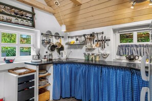 Fridge, microwave, oven, stovetop - Charming holiday home in quiet surroundings on Thyholm. (Thyholm)