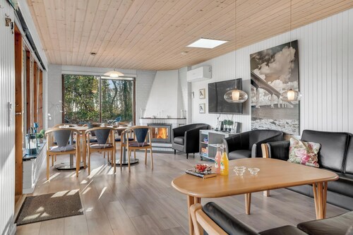 Lovely holiday home with wilderness bath and a view of the fjord.