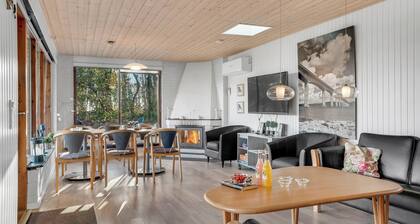 Lovely holiday home with wilderness bath and a view of the fjord.