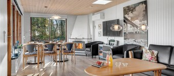 Lovely holiday home with wilderness bath and a view of the fjord.
