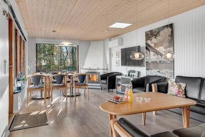 Lovely holiday home with wilderness bath and a view of the fjord.