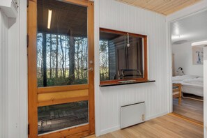 Interior - Lovely holiday home with wilderness bath and a view of the fjord. (Roslev)