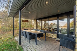 Outdoor dining - Lovely holiday home with wilderness bath and a view of the fjord. (Roslev)
