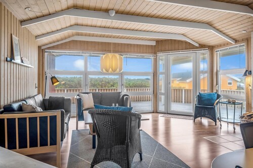 Lovely holiday home with covered and enclosed terrace, close to the sea.