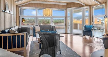 Lovely holiday home with covered and enclosed terrace, close to the sea.