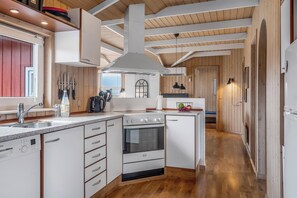 Fridge, microwave, oven, stovetop - Lovely holiday home with covered and enclosed terrace, close to the sea. (Thisted)