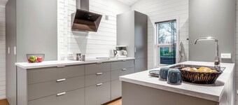 Lovely holiday home with modern facilities, close to the water.