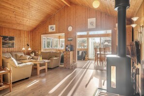 TV - Lovely holiday home in scenic surroundings only 300 meters from the Fjord. (Roslev)