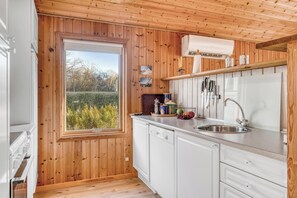 Fridge, microwave, oven, stovetop - Lovely holiday home in scenic surroundings only 300 meters from the Fjord. (Roslev)