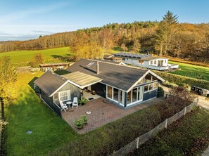 Exterior - Lovely holiday home in scenic surroundings only 300 meters from the Fjord. (Roslev)