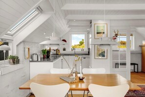 Dining - Charming holiday home with large terrace and views over the golf course towards. (Ringkøbing)