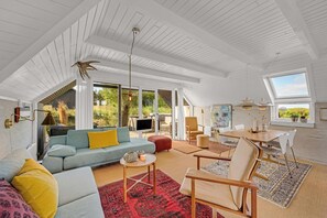 TV - Charming holiday home with large terrace and views over the golf course towards. (Ringkøbing)