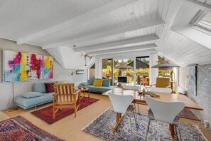 TV - Charming holiday home with large terrace and views over the golf course towards. (Ringkøbing)