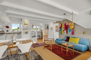 TV - Charming holiday home with large terrace and views over the golf course towards. (Ringkøbing)