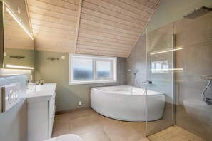 Bathroom - Fantastically located holiday home with billiards and wellness area (Hvide Sande)