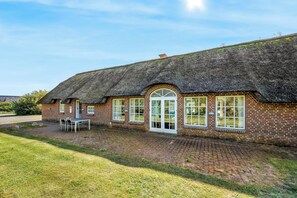 Exterior - 18-person pool house in Husby with large outdoor hot tub and many facilities. (Ulfborg)