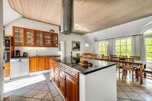 Fridge, microwave, oven, stovetop - 18-person pool house in Husby with large outdoor hot tub and many facilities. (Ulfborg)