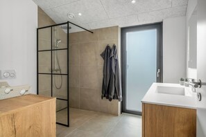 Bathroom - Lovely 16-person luxury house with activity room, outdoor hot tub and outdoor. (Fjerritslev)