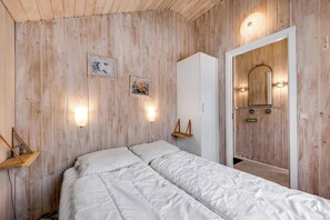 2 bedrooms, free WiFi - Well-maintained holiday home close to Ringkøbing Fjord. (Skjern)