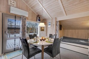 Dining - Well-maintained holiday home close to Ringkøbing Fjord. (Skjern)