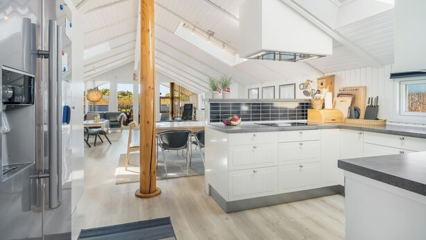 A modern kitchen with white cabinetry, a central island, and a skylight. - Renovated holiday home with 4 bedrooms 800 meters from the North Sea. (Thisted)