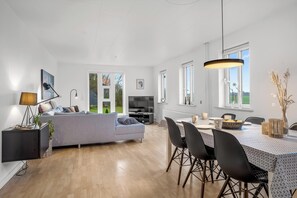 TV, table football - Holiday home with hot tub and space for 7 people. (Thyholm)