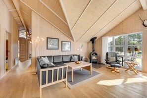 TV - Lovely holiday home with sauna, spa and covered terrace (Lodbjerg Hede)