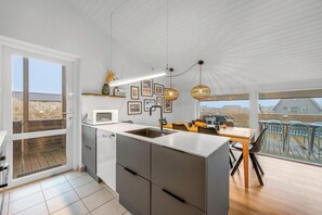 Fridge, microwave, oven, stovetop - Holiday home with pool and sauna near the North Sea (Hvide Sande)