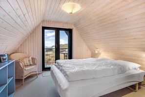 2 bedrooms, free WiFi - Holiday home with sea view, close to the center of Klitmøller. (Thisted)