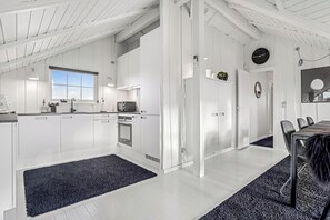 Kylskåp, mikrovågsugn, ugn och spishäll