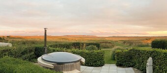 Holiday home with beautiful views, wilderness bath and activity room
