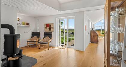 Holiday home with beautiful views, wilderness bath and activity room