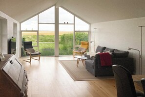 TV, table football, ping pong - Holiday home with beautiful views, wilderness bath and activity room (vesløs)