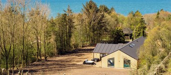 Luxury pool house for 20 people with activity room and 6-person outdoor spa