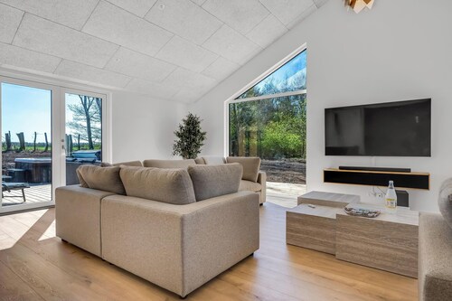 Luxury pool house for 20 people with activity room and 6-person outdoor spa
