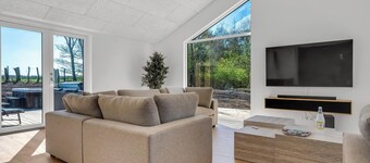 Luxury pool house for 20 people with activity room and 6-person outdoor spa
