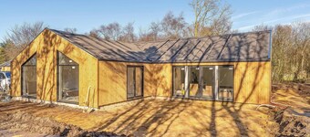 Luxury pool house for 20 people with activity room and 6-person outdoor spa