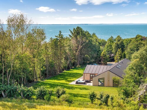 Luxury pool house for 20 people with activity room and 6-person outdoor spa