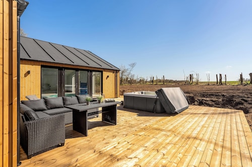Luxury pool house for 20 people with activity room and 6-person outdoor spa