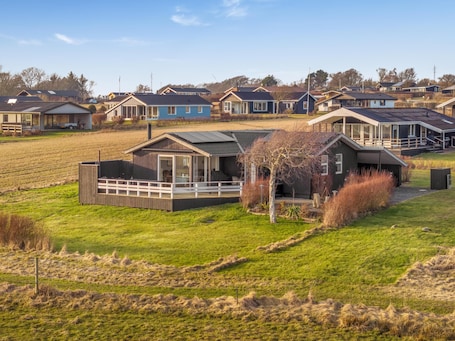 Exteriör. Holiday home with fjord view, wilderness bath and hot tub