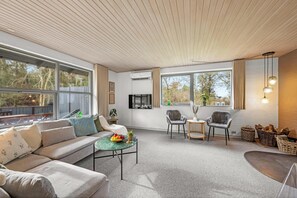 TV - Modernized holiday home in quiet surroundings around Søndervig (Ringkøbing)