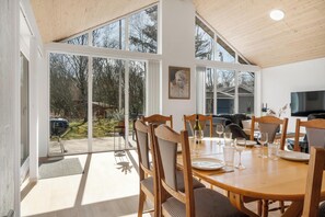 Dining - Lovely holiday home with wilderness bath, near the water. (Hurup Thy)