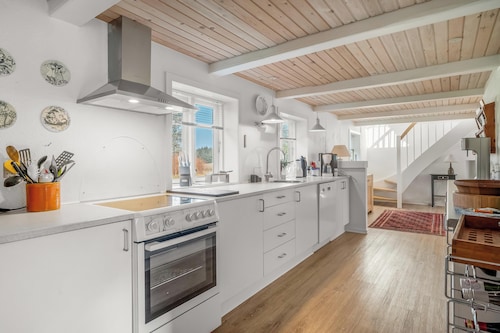 Large holiday home with modern facilities for 10 people