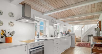 Large holiday home with modern facilities for 10 people